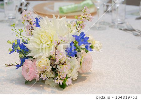披露宴会場のテーブル装花 サムスィングブルー 結婚式 披露宴会場のテーブル装花 サムスィングブルー 結婚式 104819753
