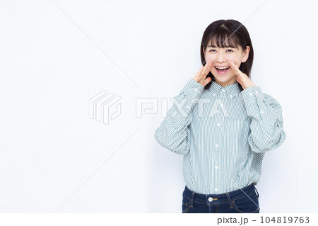 白い背景の前で笑顔で叫んでいる30代の女性 104819763