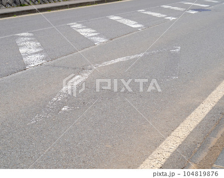かすれた道路標示。道路標示(指示標示)「横断歩道又は自転車横断帯あり」。 かすれた道路標示。道路標示(指示標示)「横断歩道又は自転車横断帯あり」。 104819876