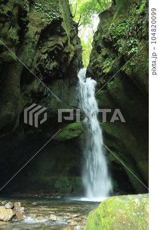 美しい長野滝の風景 104820099