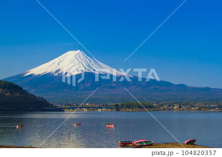 河口湖湖畔からの富士山(山梨県-富士河口湖町) 河口湖湖畔からの富士山(山梨県-富士河口湖町) 104820357