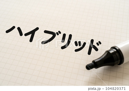 ハイブリッドと書かれたノートとマーカー 104820371