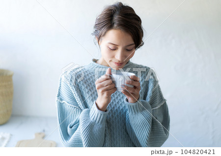 コーヒーを飲む女性の写真(寒色系) コーヒーを飲む女性の写真(寒色系) 104820421