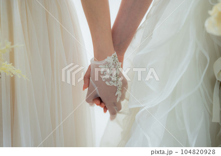 女性2人のウェディングイメージ 104820928