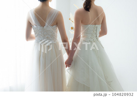 女性2人のウェディングイメージ 104820932