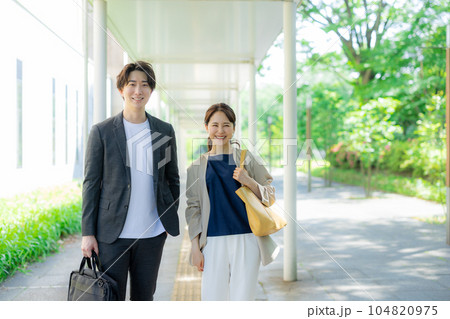 屋外を歩く男女オフィスカジュアル 屋外を歩く男女オフィスカジュアル 104820975