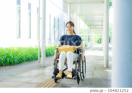 車椅子の自立した若い女性イメージ 104821252