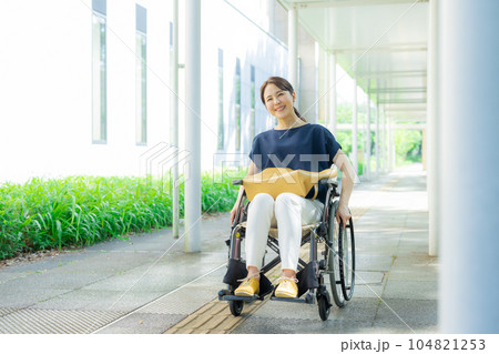 車椅子の自立した若い女性イメージ 104821253
