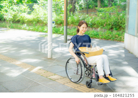 車椅子の自立した若い女性イメージ 104821255