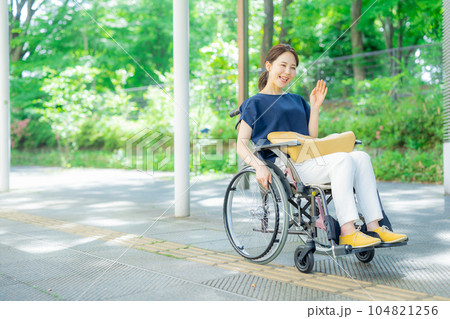 車椅子の自立した若い女性イメージ 車椅子の自立した若い女性イメージ 104821256