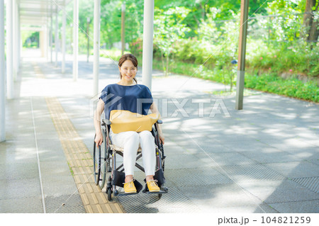 車椅子の自立した若い女性イメージ 104821259