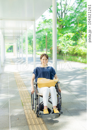 車椅子の自立した若い女性イメージ 104821261