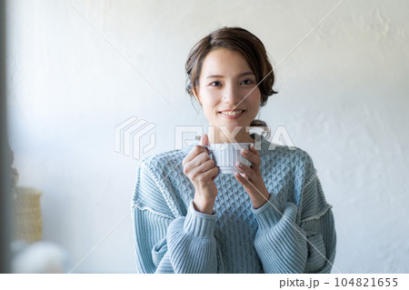 コーヒーを飲む女性の写真（寒色系） 104821655