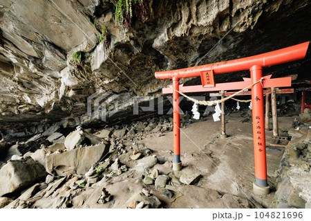 宮崎の鵜戸神宮波切神社赤い鳥居 104821696