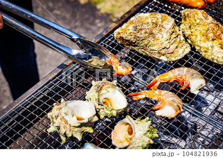 バーベキューで焼く海の幸 バーベキューで焼く海の幸 104821936