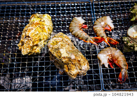バーベキューで焼く海の幸 バーベキューで焼く海の幸 104821943