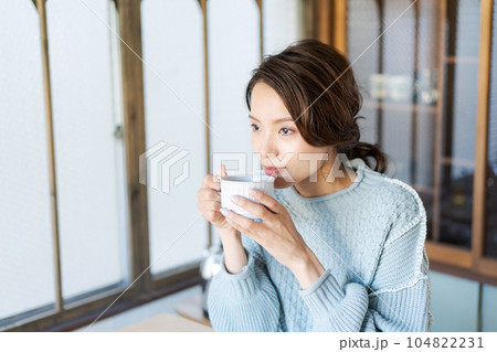 リラックスする女性の写真(寒色系) リラックスする女性の写真(寒色系) 104822231