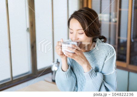 リラックスする女性の写真（寒色系） 104822236