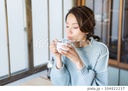 リラックスする女性の写真(寒色系) リラックスする女性の写真(寒色系) 104822237