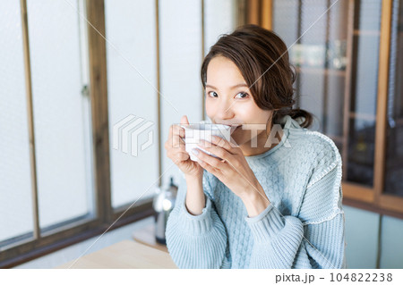 リラックスする女性の写真(寒色系) リラックスする女性の写真(寒色系) 104822238