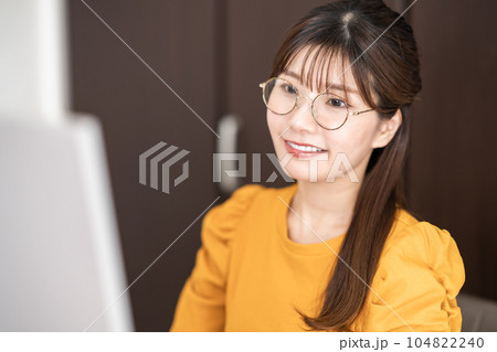 テレワークをするメガネをかけた20代女性 テレワークをするメガネをかけた20代女性 104822240