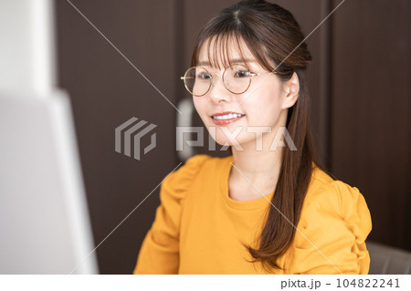 テレワークをするメガネをかけた20代女性 テレワークをするメガネをかけた20代女性 104822241