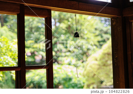 夏のイメージ　古民家の縁側の風景　風鈴の素材 104822826