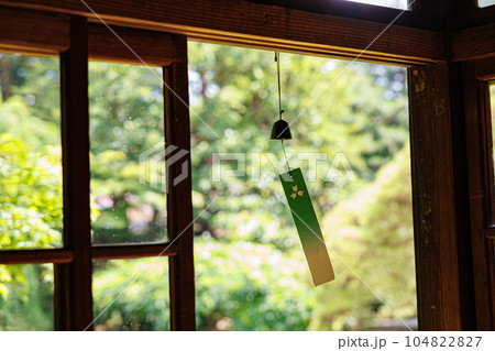 夏のイメージ　古民家の縁側の風景　風鈴の素材 104822827