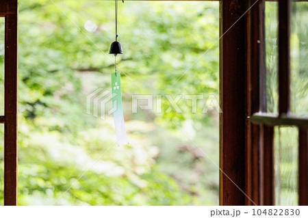夏のイメージ 古民家の縁側の風景 風鈴の素材 夏のイメージ 古民家の縁側の風景 風鈴の素材 104822830
