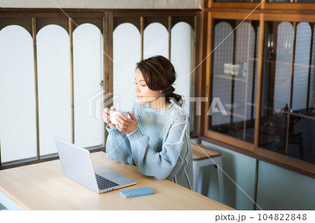 カフェでパソコンを使う女性 104822848