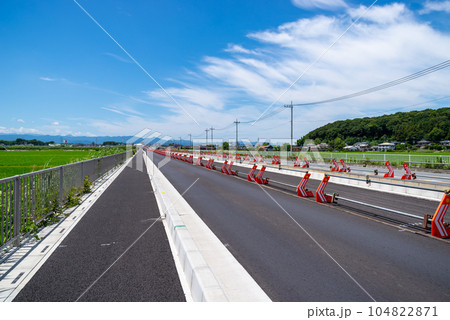 幹線道路の4車線化工事 埼玉県道27号東松山鴻巣線 2023.07　a-1 104822871