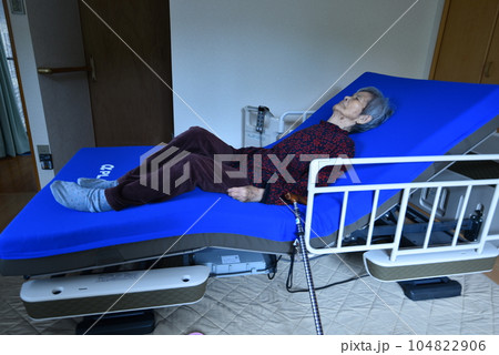 介護ベッドに横になる高齢者 介護ベッドに横になる高齢者 104822906