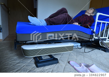 介護ベッドに横になる高齢者 介護ベッドに横になる高齢者 104822907