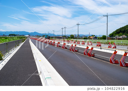 幹線道路の4車線化工事 埼玉県道27号東松山鴻巣線 2023.07　b-1 104822916