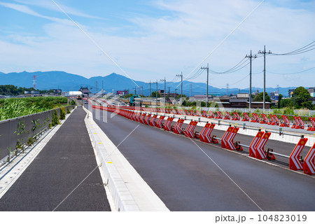 幹線道路の4車線化工事 埼玉県道27号東松山鴻巣線 2023.07　c-1 104823019