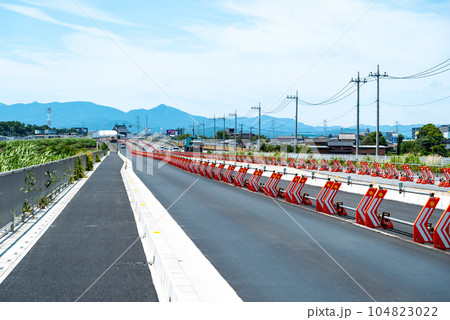 幹線道路の4車線化工事 埼玉県道27号東松山鴻巣線 2023.07　c-4 ライトカラー 104823022