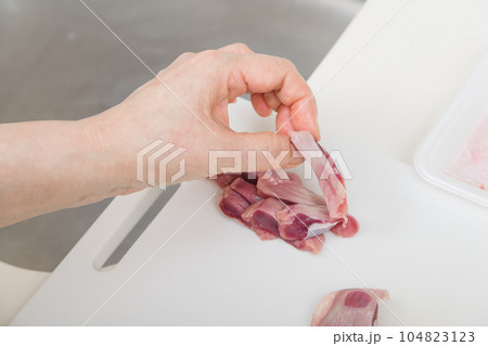 【焼き鳥砂肝の下処理をする主婦】 104823123