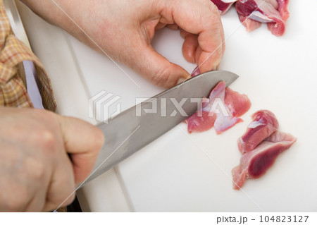 【焼き鳥砂肝の下処理をする主婦　包丁有】 104823127