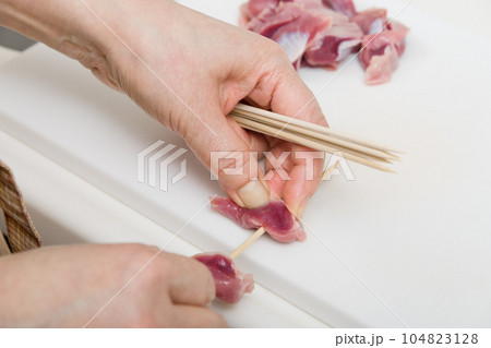 【焼き鳥砂肝の串打ちをする主婦】 【焼き鳥砂肝の串打ちをする主婦】 104823128