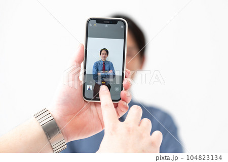 スマホ　カメラ　男性 104823134