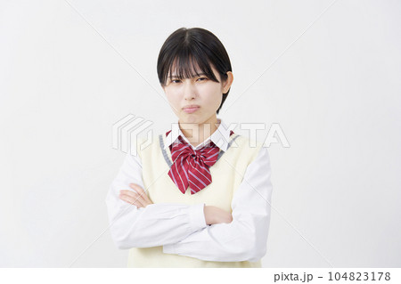 怒る女子高生 白背景 怒る女子高生 白背景 104823178
