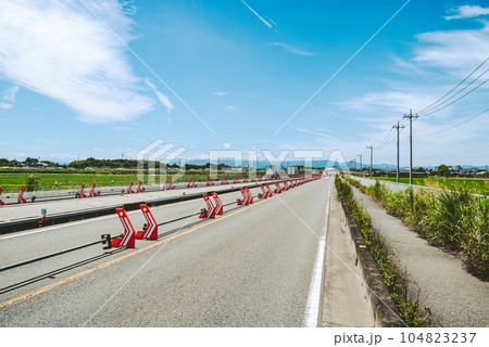 幹線道路の4車線化工事 埼玉県道27号東松山鴻巣線 2023.07　d-2 フィルム調 104823237