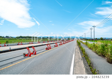幹線道路の4車線化工事 埼玉県道27号東松山鴻巣線 2023.07　d-4 ライトカラー 104823239
