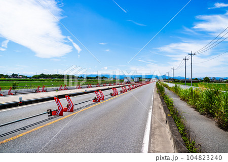 幹線道路の4車線化工事 埼玉県道27号東松山鴻巣線 2023.07　d-5 高彩度コントラスト 104823240