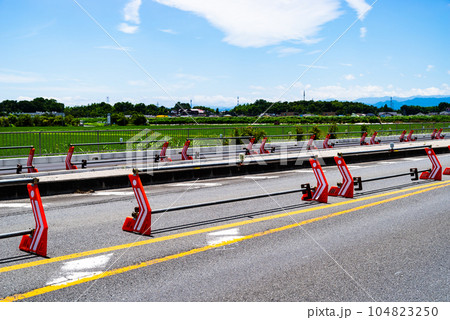 幹線道路の4車線化工事 埼玉県道27号東松山鴻巣線 2023.07　f-5 高彩度コントラスト 104823250
