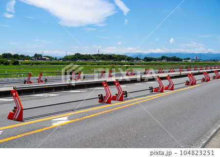 幹線道路の4車線化工事 埼玉県道27号東松山鴻巣線 2023.07　g-1 104823251