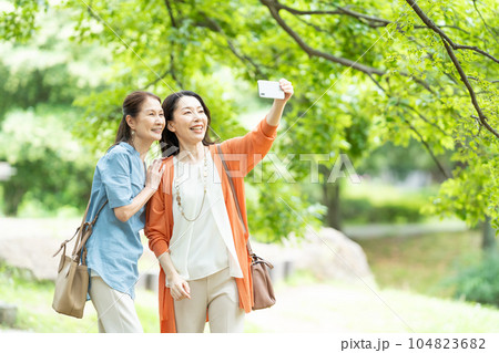スマホで記念写真を撮る女性 スマホで記念写真を撮る女性 104823682
