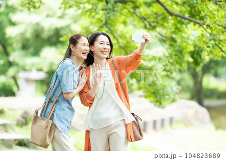 スマホで記念写真を撮る女性 104823689