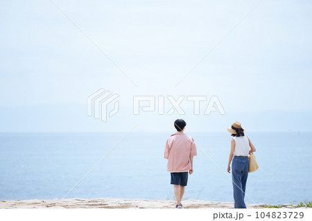カップル 海 カップル 海 104823729