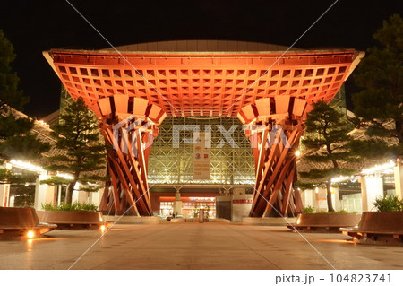夜の金沢駅 兼六園口の鼓門 104823741